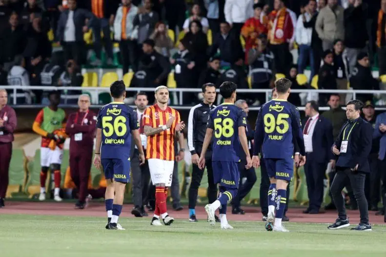 جنجال در فوتبال ترکیه؛ فنرباغچه ثانیه ۵۰ زمین را ترک کرد!/ پشت پرده سوپرجام عجیب و تاریخی ترکیه