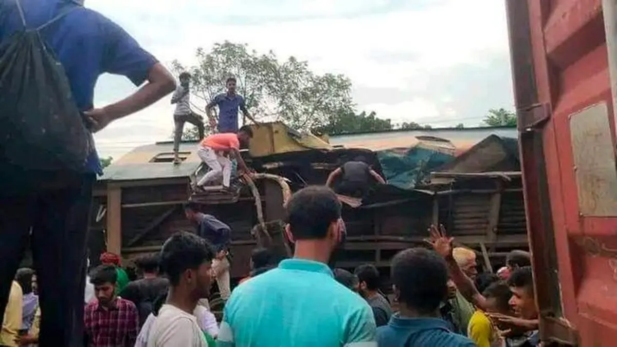 ۱۵ کشته و ۱۰۰ زخمی در تصادف قطار در بنگلادش