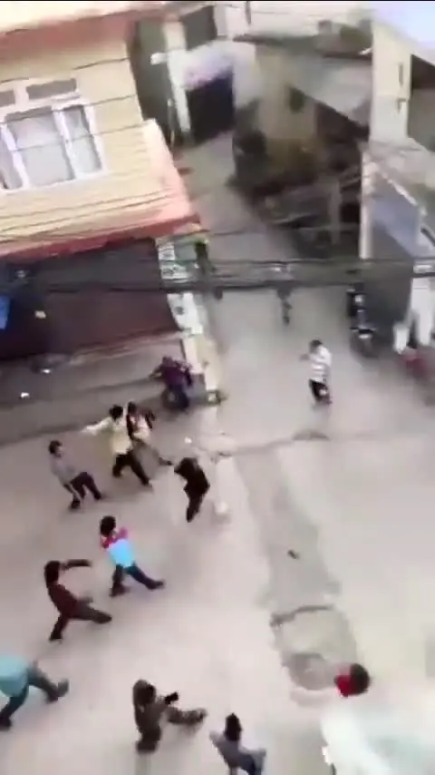 ببینید  | فرار وزیر اقتصاد نپال از دست معترضان!