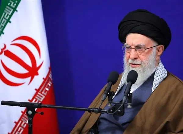 هشدار صریح رهبر انقلاب به آمریکا: اگر جنگی راه بیاندازید، جنگ منطقه‌ای خواهد بود؛ مسئله تقابل آمریکا و ایران در دو کلمه خلاصه می‌شود؛ آمریکا می‌خواهد ایران را ببلعد، ملت رشید ایران و جمهوری اسلامی مانع است