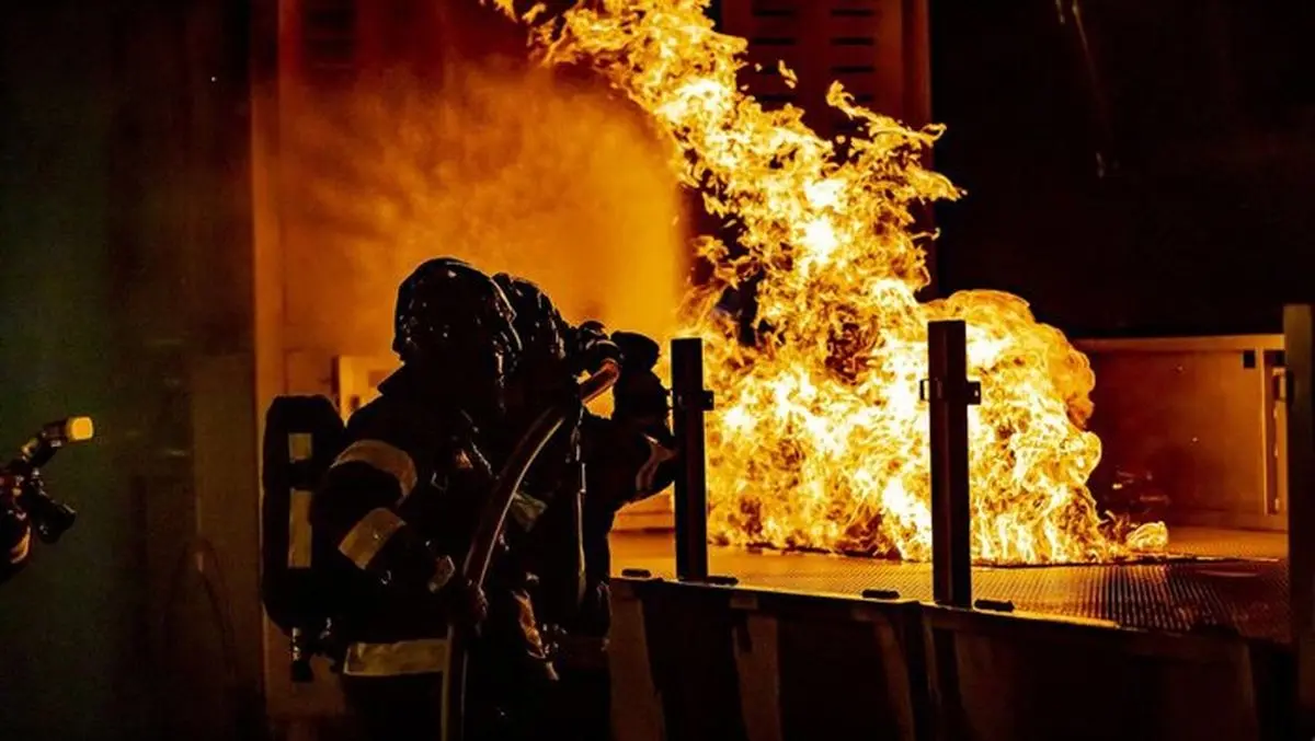 آتش‌سوزی کارخانه آرتا پلاست نمین با ۶ مسموم