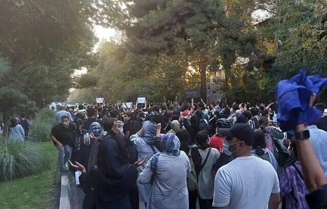 ادعای کیهان درباره اعتراضات مردمی به گشت ارشاد: عده‌ای روسری از سر زنان برداشتند