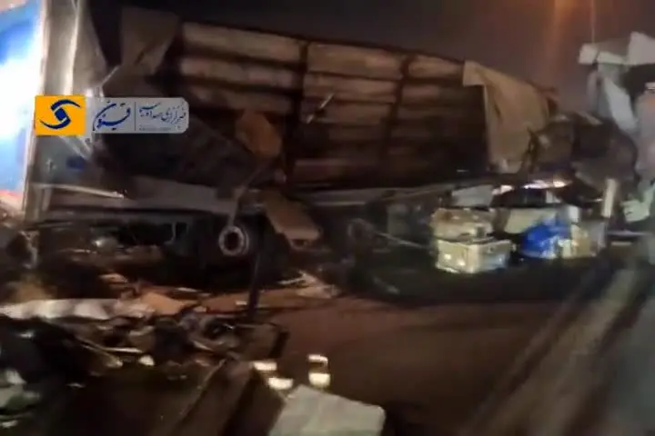 ببینید| تصادف تریلی با گاردریل آزادراه کرج-قزوین؛ ترافیک ۱۵ کیلومتری و سه مصدوم