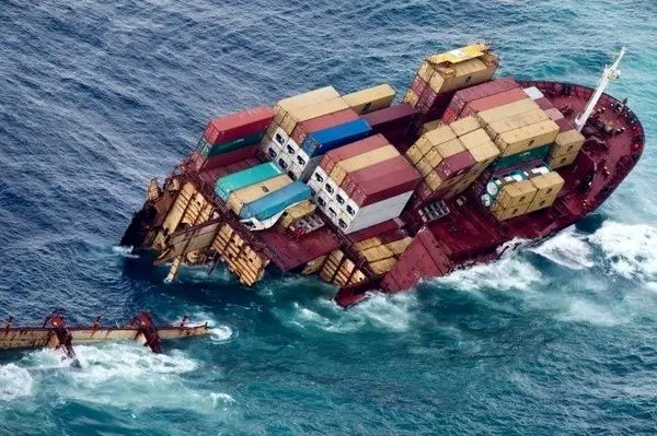 یک کشتی چینی ‌در سواحل ‌روسیه غرق شد
