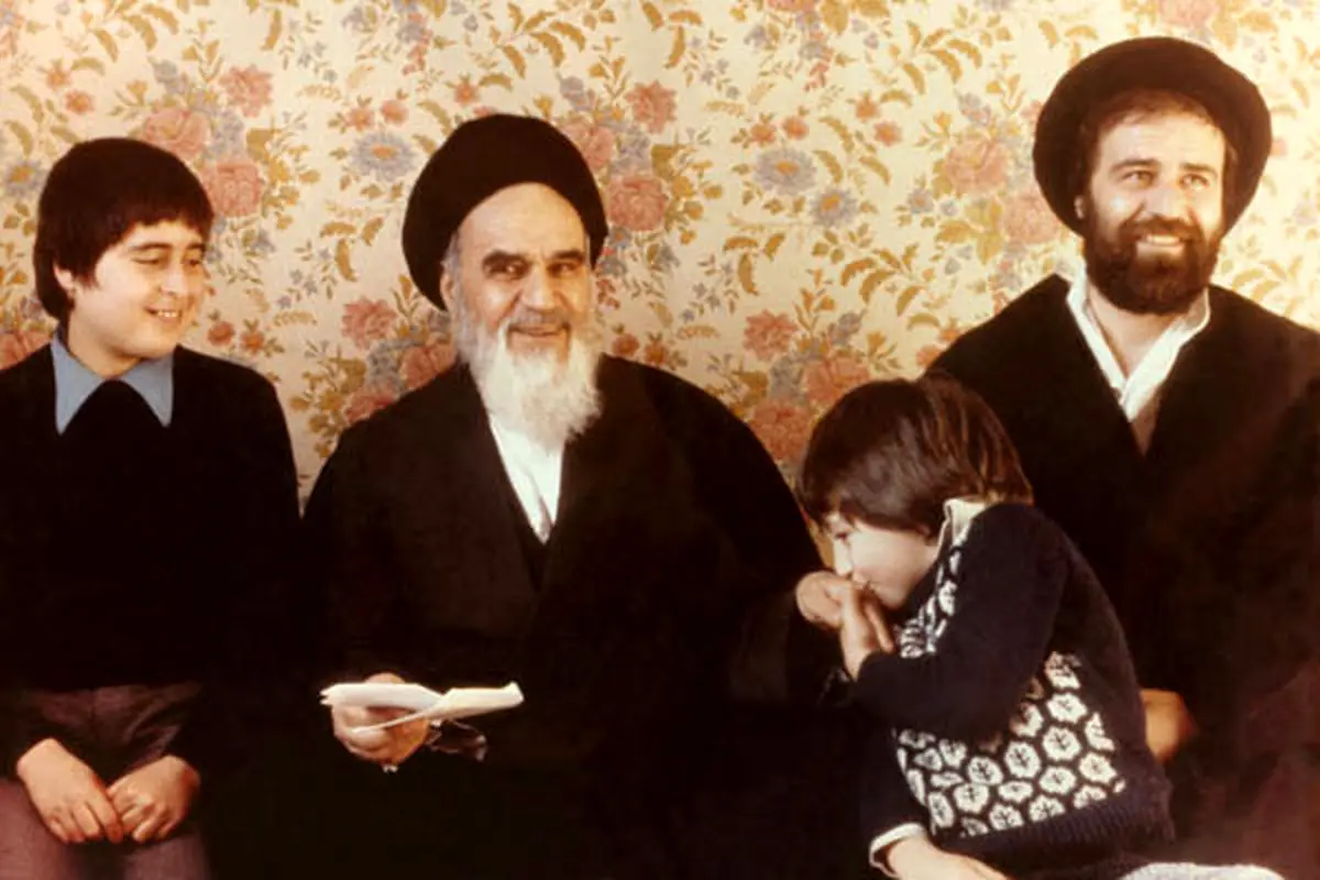 این نوه امام خمینی (ره) کمتر در اذهان عمومی ظاهر می‌شود + عکس
