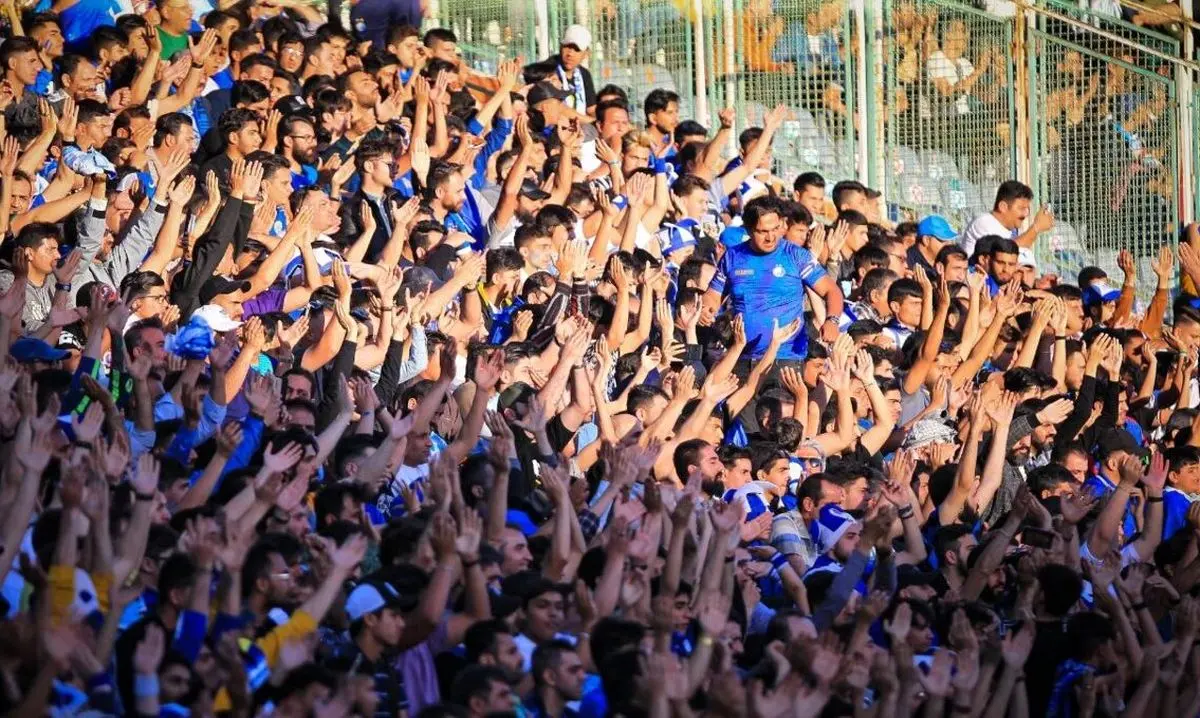 تجمع هواداران استقلال مقابل باشگاه/ شعار آبی ها علیه خطیر!