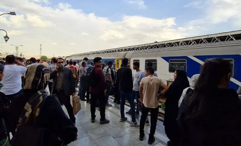 بلای قطارهای حومه‌ای استان تهران برای مردم ورامین؛ تاخیر و خرابی