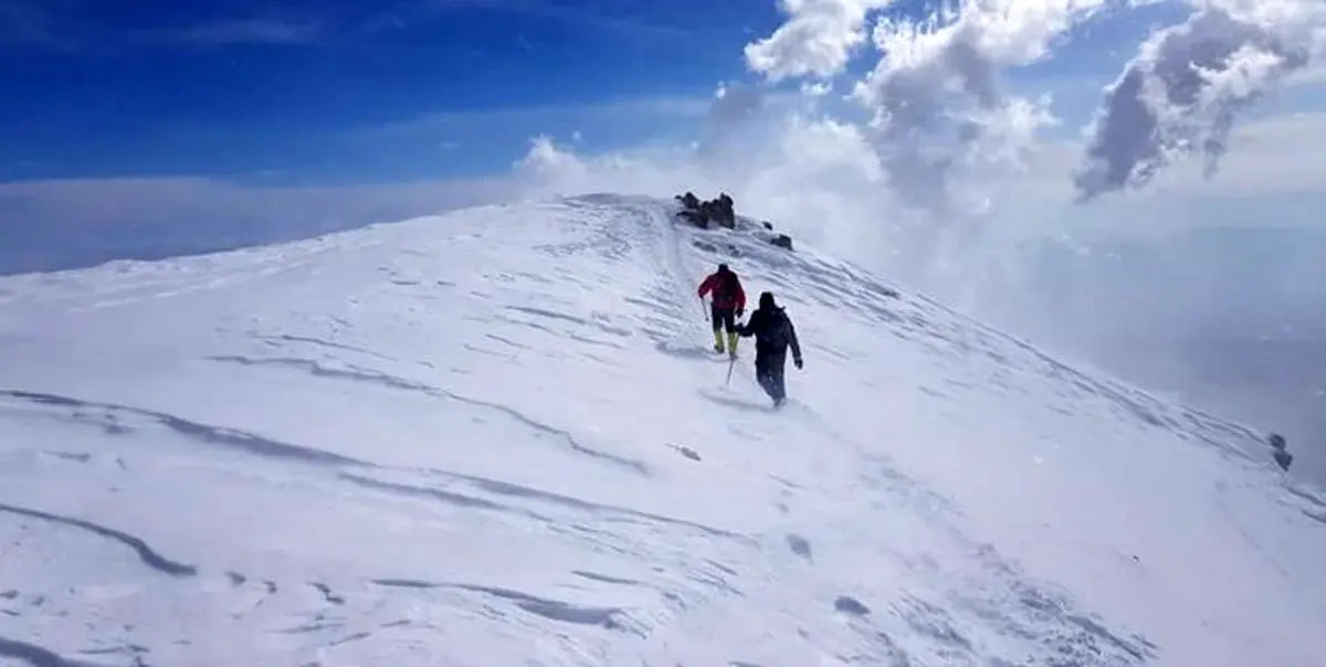 دو تیم امدادی برای نجات جان ۱۱ کوهنوردان گرفتار در برف عازم شدند