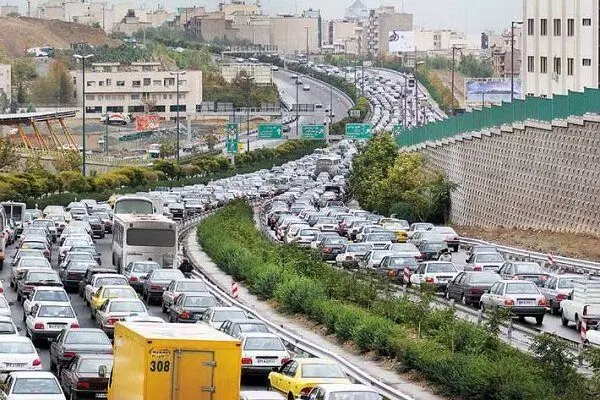 ترافیک در اتوبان شهید بابایی تهران به دلیل ترکیدگی لوله 