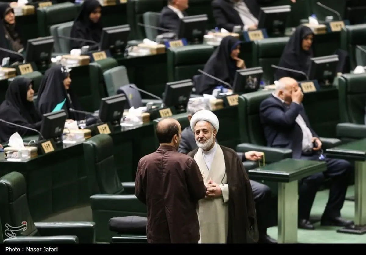 کنایه سنگین روزنامه هم‌میهن به نمایندگان؛ وقتی مجلس تعطیل است مملکت هم آرام‌تر است