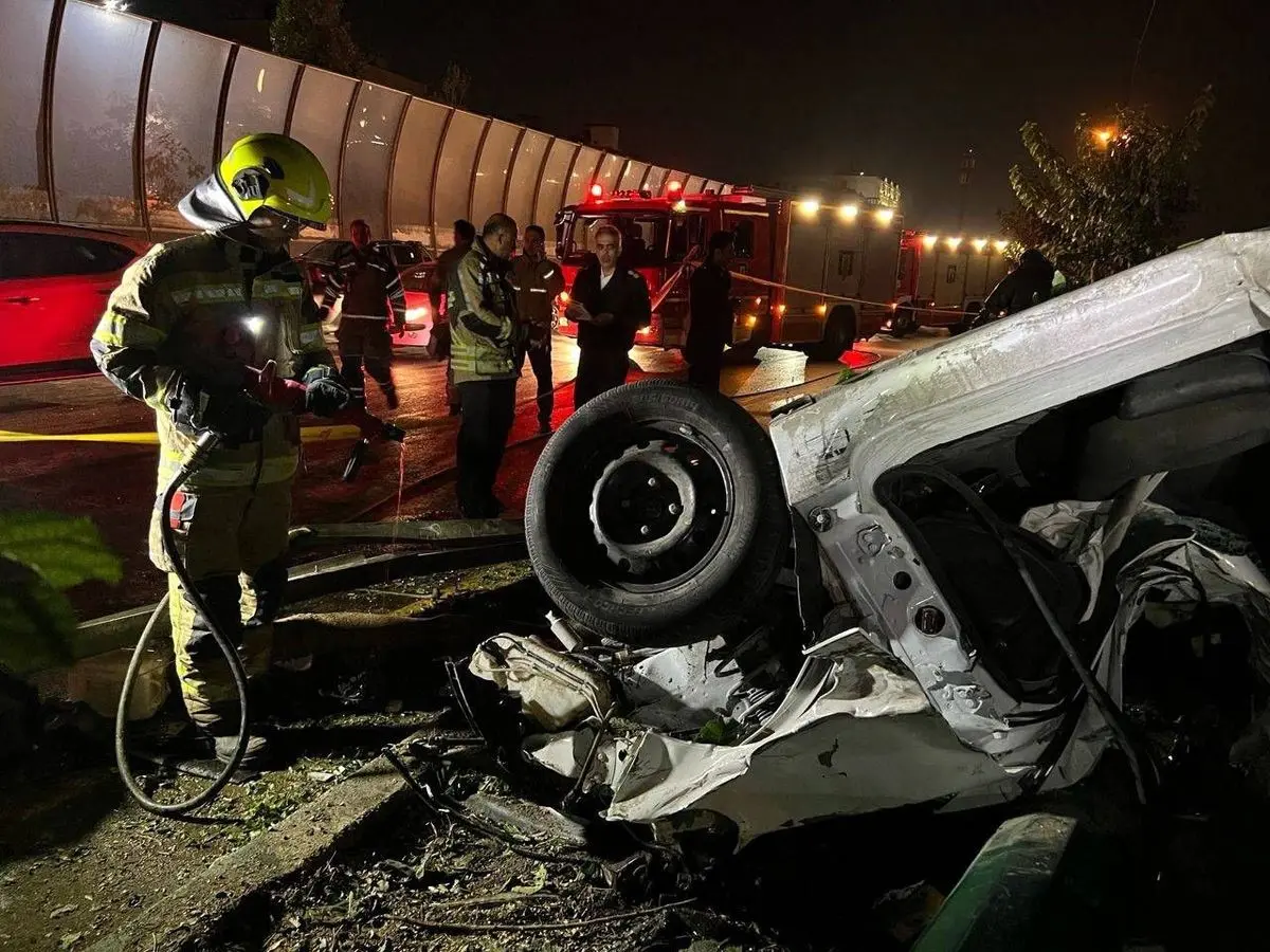 انحراف پژو ۲۰۶ در بزرگراه حکیم تهران؛ 2 جوان جان باختند