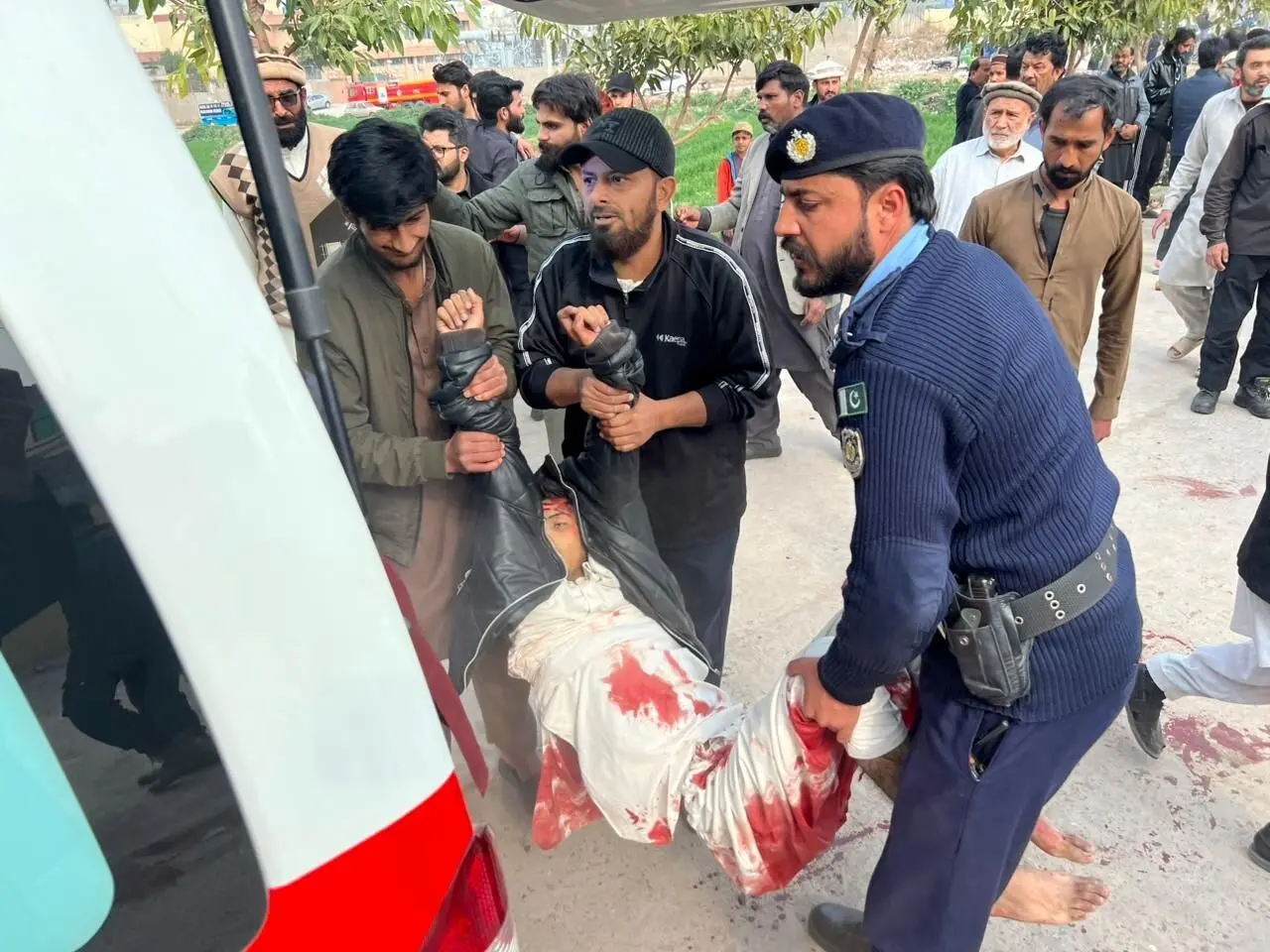 حسينيه،نماز،مسجد،جمعه،نمازگزار،انتحاري،زخمي