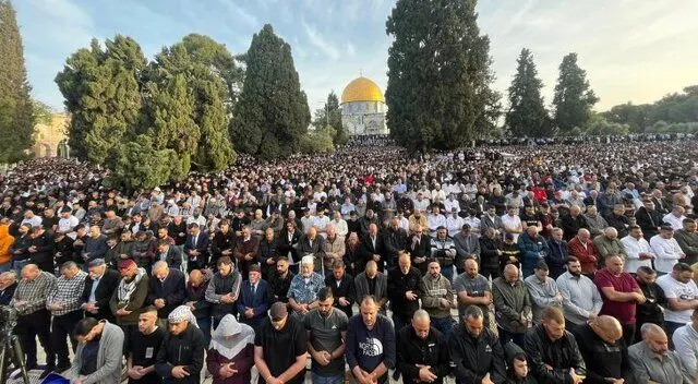 اقامه نماز هزاران تن در مسجد الاقصی با وجود مانع‌تراشی‌های رژیم صهیونیستی