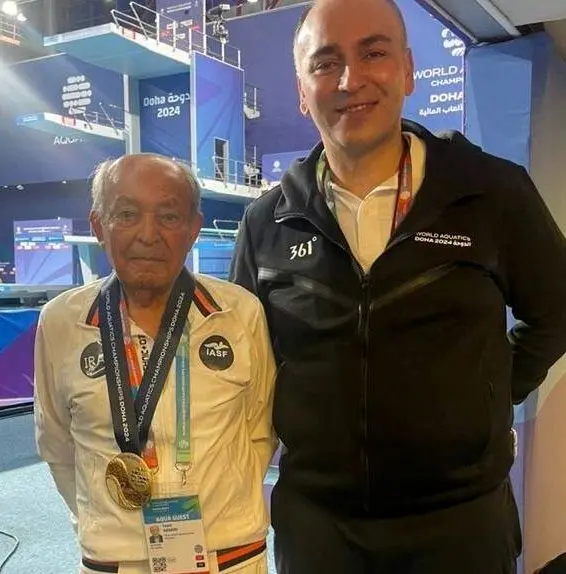 تصاویر خیره‌کننده از شیرجه زیبای پیرمرد ۹۹ ساله ایرانی که مدال طلا گرفت
