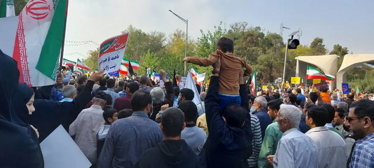 تهرانی‌ها در محکومیت حادثه تروریستی شاهچراغ به خیابان آمدند