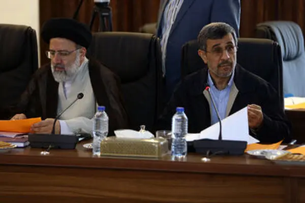 احمدی‌نژاد برای مراسم ترحیم رئیسی هم لباس سفید پوشید!+عکس
