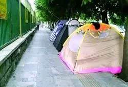 گزارش اعتماد از مشکلات خانواده‌هایی که از شهرستان برای درمان سرطان کودکانشان به تهران می‌آیند؛ چادر نشینی همراهان بیماران در پایتخت