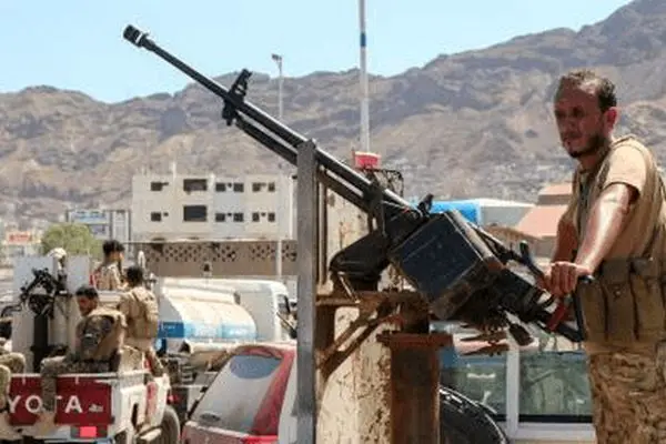 تحرکات عربستان برای مهار تنش و پیشروی نیروهای تجزیه‌طلب تحت حمایت امارات در یمن