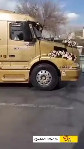 ببینید| خلاقیت زوج اصفهانی در تزئین کامیون طلایی با گل‌های صورتی به عنوان ماشین عروس