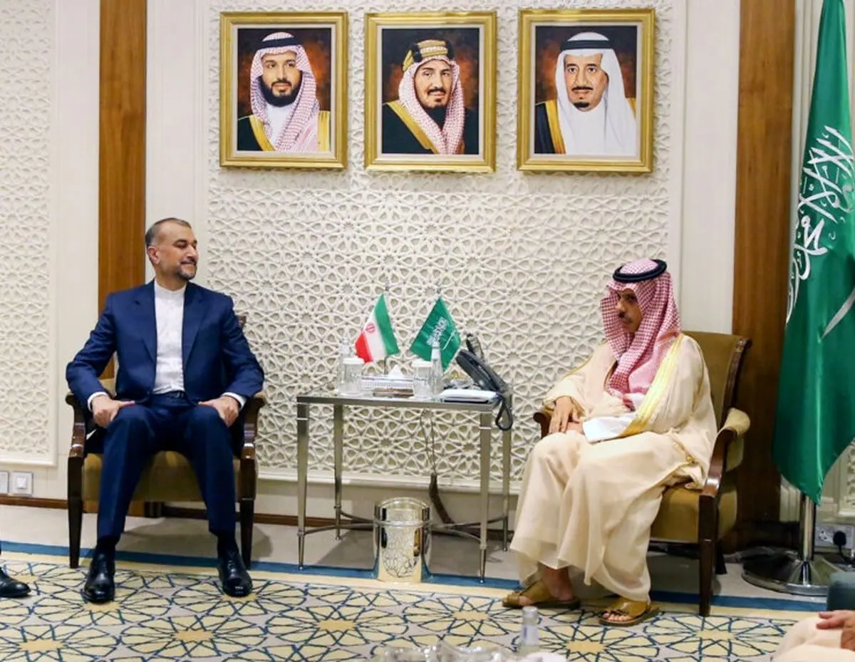 یک مقام دیگر عربستان هم در دیدار با وزیر خارجه ایران دمپایی پوشید؟ + تصاویر