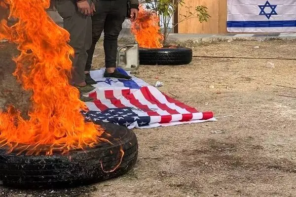 ماکت سفارت آمریکا در عراق به آتش کشیده شد