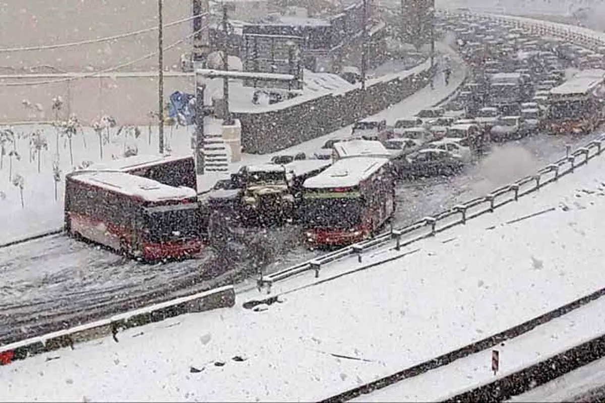 برف تردد در بزرگراه‌های شمالی تهران را با مشکل مواجه کرد