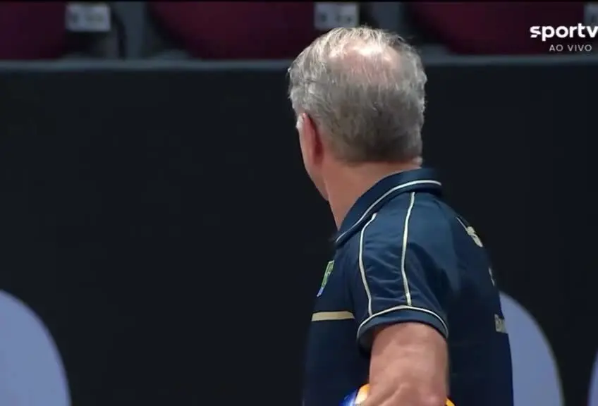 ببینید | اشک‌های سرمربی تیم‌ملی والیبال برزیل به دلیل فوت مادرش دقایقی قبل از شروع بازی