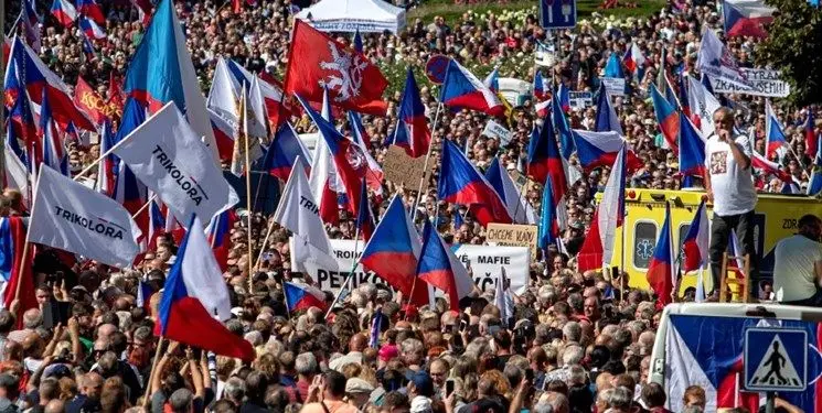 تظاهرات ده‌ها هزار نفر در «پراگ» علیه ناتو و اتحادیه اروپا +فیلم