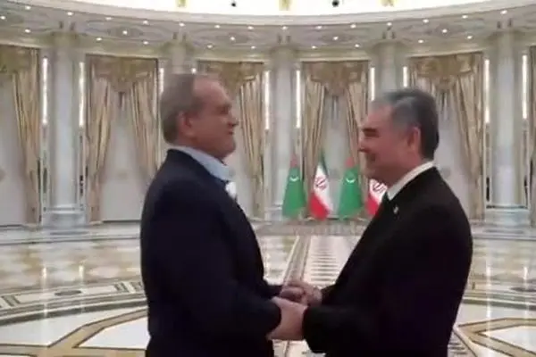 ببینید| استقبال رهبر ملی ترکمنستان از پزشکیان در فرودگاه عشق‌آباد