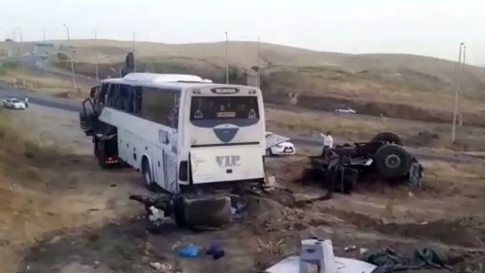 انتقال 16 زائر ایرانی مصدوم در تصادف رانندگی به مرز مهران
