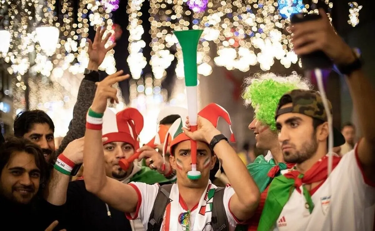 حاشیه‌های پیش از آغاز دیدار ایران و آمریکا؛ تجمع هواداران جلوی هتل محل اقامت ملی پوشان