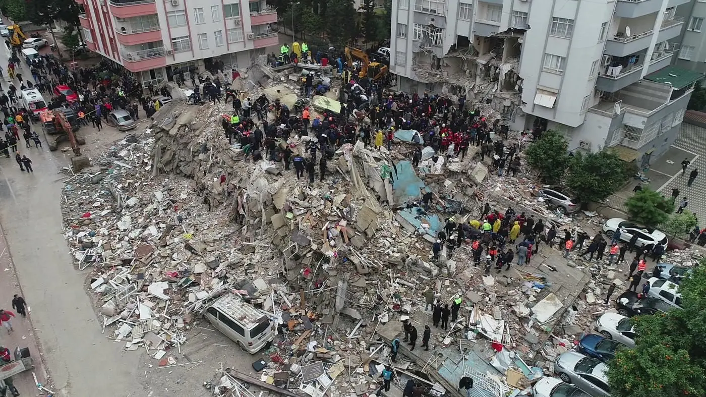 دیدار علی کریمی با زلزله‌زدگان ترکیه + عکس