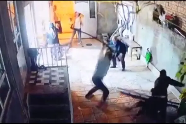 حمله گروهی اراذل و اوباش جان پیرمرد اهری را گرفت+ فیلم