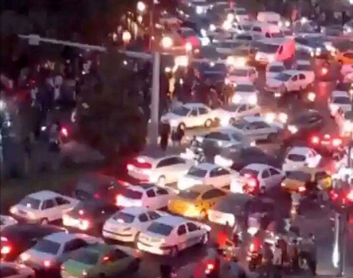 گزارش جماران از اعتراضات شب گذشته تهران/ستونی از خودروهای انتظامی در حد فاصل آزادی تا انقلاب