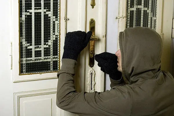 گزارش روزنامه اعتماد از چند سرقت عجیب در یک ماه گذشته؛‌ از دزدی از  «تجهیزات حیاتی کابین آمبولانس» تا «سنگ قبرهای بهشت زهرا»!