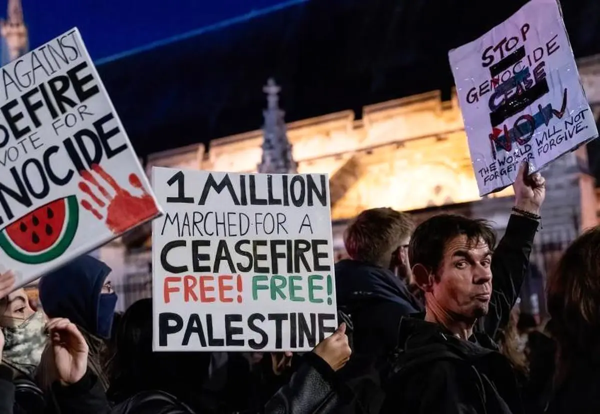 چرا حامیان فلسطین در تظاهرات اعتراضی تصاویر هندوانه به دست می‌گیرند؟ + تصاویر