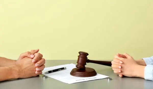 زنم در دورهمی دوستانه معتاد شد، باید طلاق بگیریم