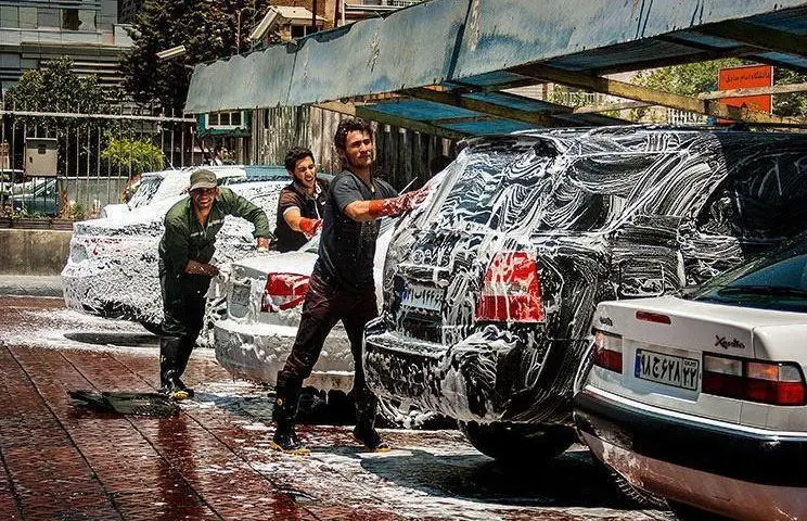 بنر عجیب یک کارواش در تهران/ دیگه چطور بگه حقوق کارگر هم...+ عکس