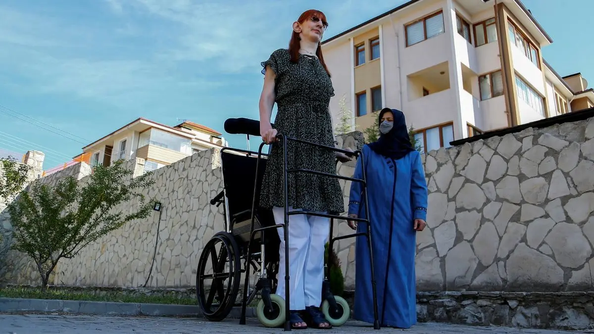 قدبلندترین زن جهان در انتخابات ریاست‌جمهوری ترکیه رای داد + عکس