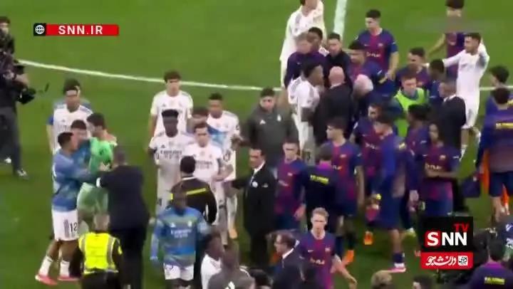 ببینید| درگیری فیزیکی شدید بین بازیکنان دو تیم در دقیقه 100