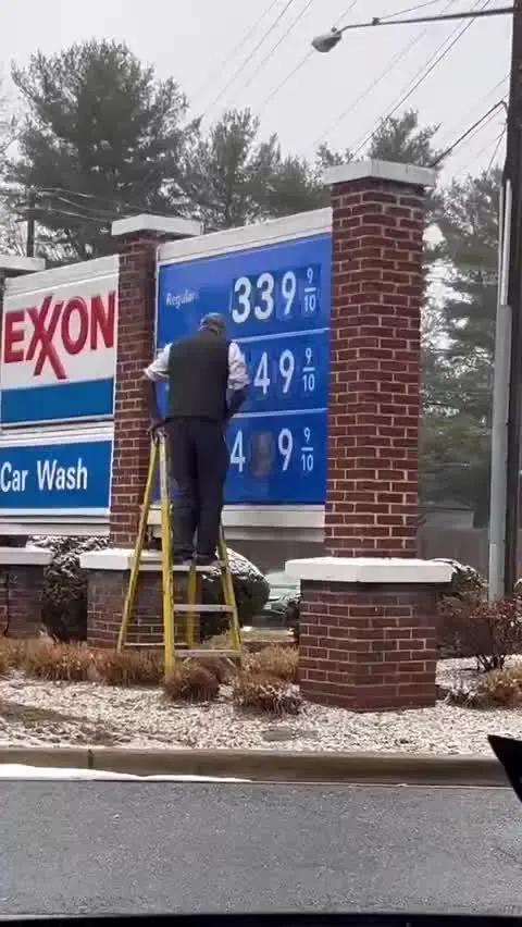 ببینید| روزنامه‌نگار آمریکایی: قیمت بنزین در آمریکا به‌صورت ساعتی در حال افزایش است