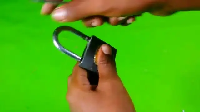 ویدئو/ روش آسان و راحت باز کرن هر قفلی با ناخن‌گیر