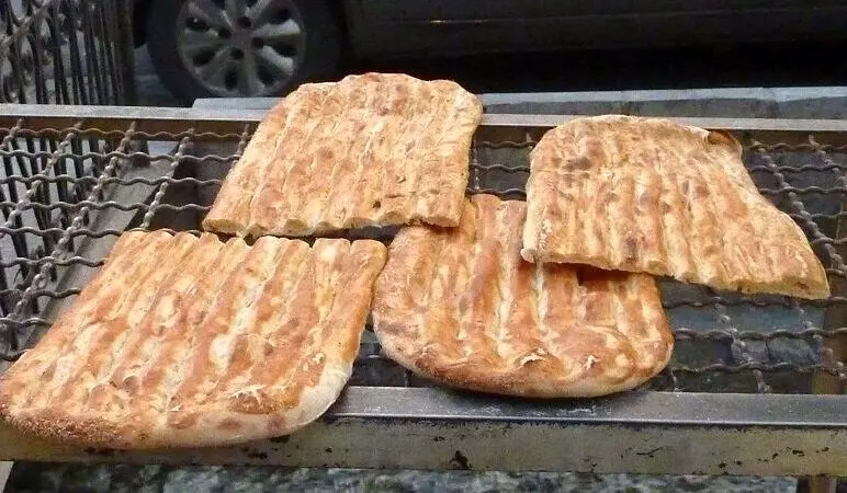 اعتراض روزنامه دولت به گرانی نان؛ نانوایی‌ها نان را دو تا سه برابر نرخ مصوب می‌فروشند