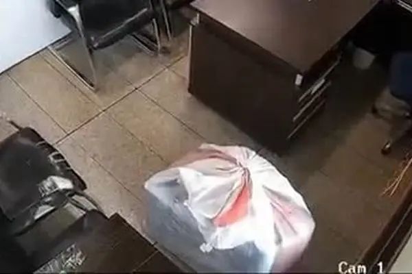 ببینید| کشف تلفن ماهواره‌ای از چمدان دیپلمات اروپایی