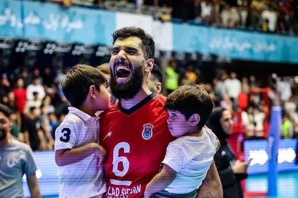 بوسه مادر بر پیشانی سید والیبال ایران + عکس