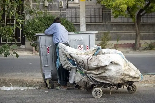 اعتراض روزنامه شهرداری تهران به حس «نوع‌دوستی» به زباله‌گردها؛ آنها بیچاره نیستند، درآمدهای چند ده میلیونی دارند