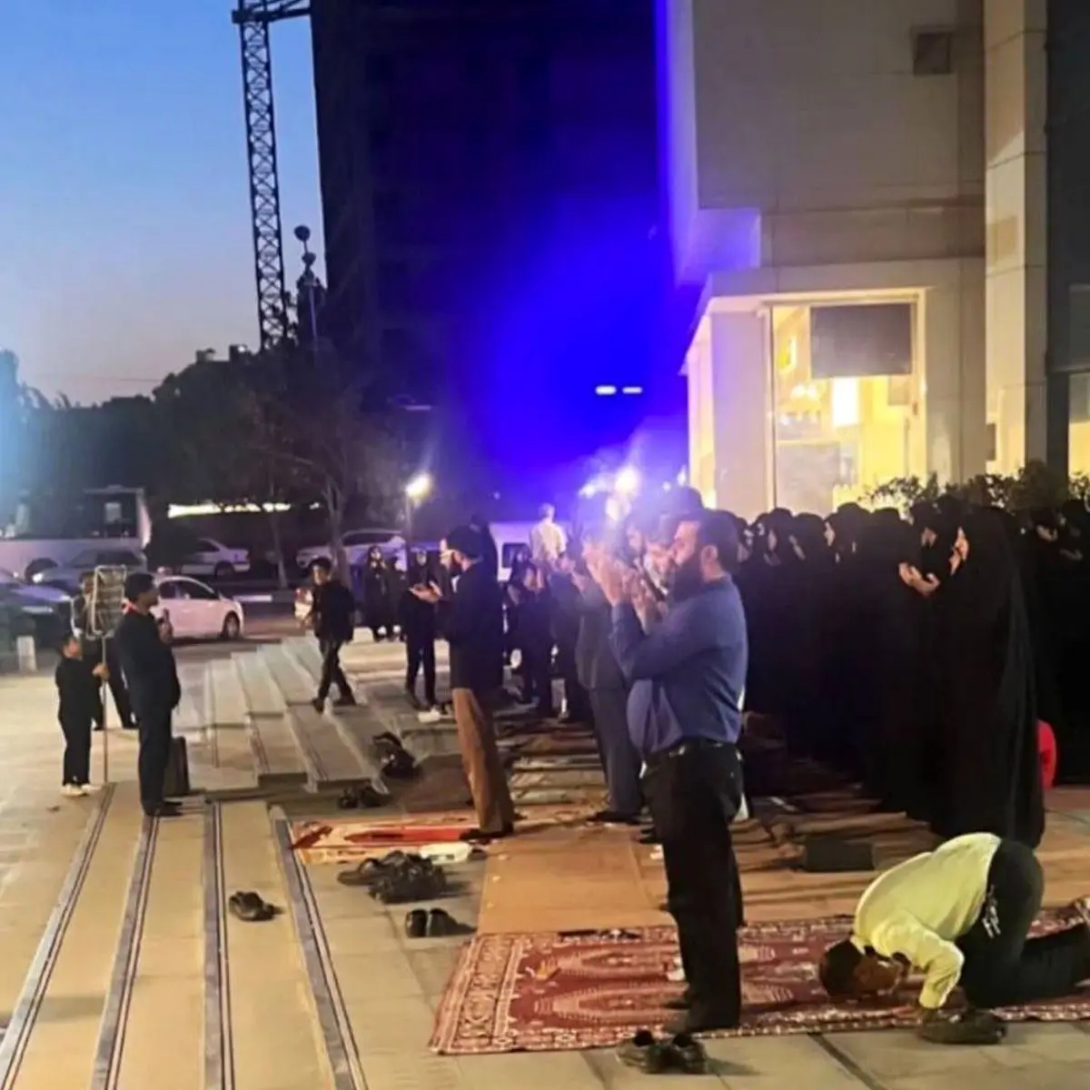 ببینید| ویدئو و تصویر عجیب از تجمع اعتراضی و اقامه نماز مقابل پاساژ تجاری در مشهد به دلیل «بی‌حجابی» 