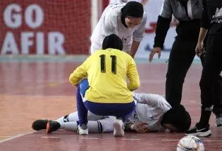 انتقادها از نحوه برگزاری سوپرلیگ فوتسال زنان ایران؛ تأخیر در شروع مسابقات به دلیل زمین روغنی!
