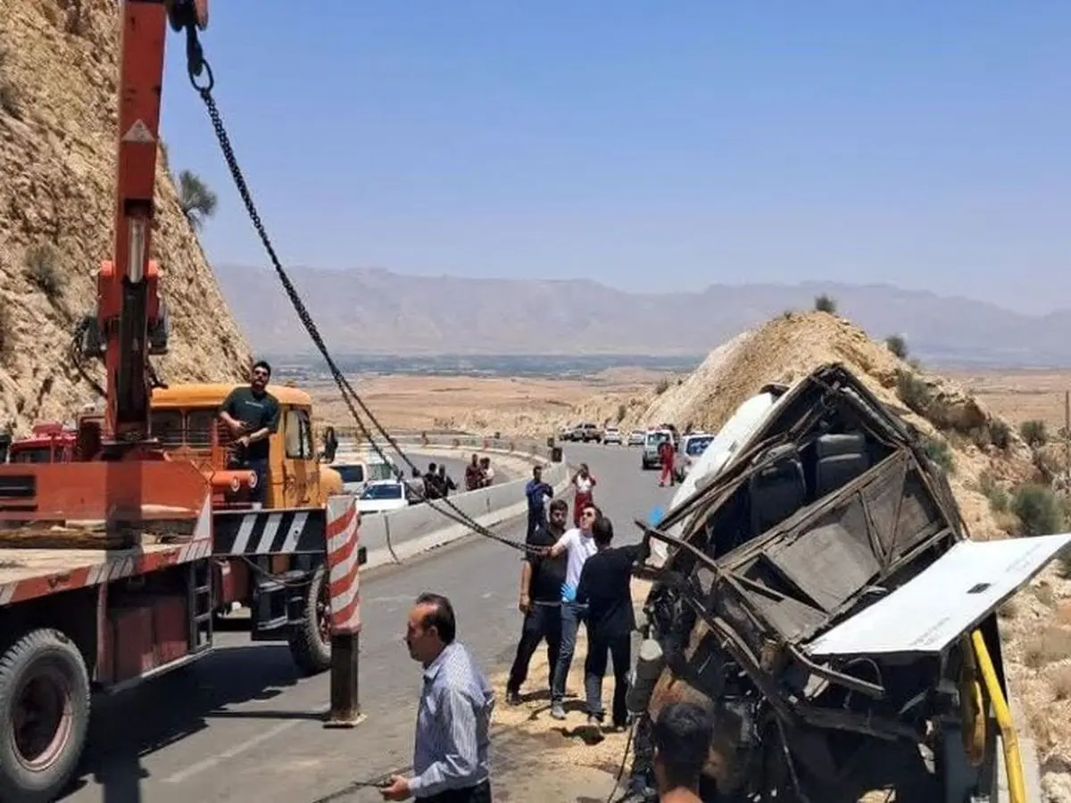 علت واژگونی اتوبوس در محور فیروزآباد مشخص شد