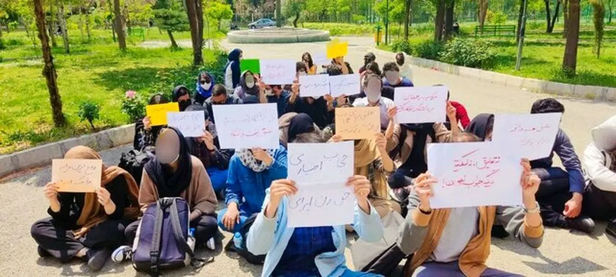 تجمع دانشجویان دانشگاه تهران در اعتراض به مقررات پوشش